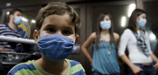 Varias personas con mascarilla en una sala de hospital Varias personas con mascarilla en una sala de hospital