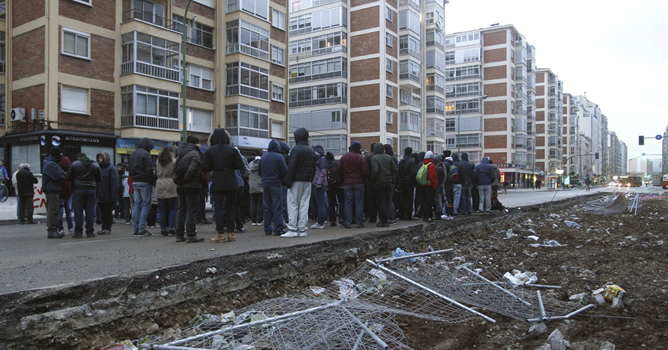 Vecinos de Gamonal en Burgos se han concentrado para impedir el comienzo de los trabajos del bulevar de la calle Vitoria Vecinos de Gamonal en Burgos se han concentrado para impedir el comienzo de los trabajos del bulevar de la calle Vitoria