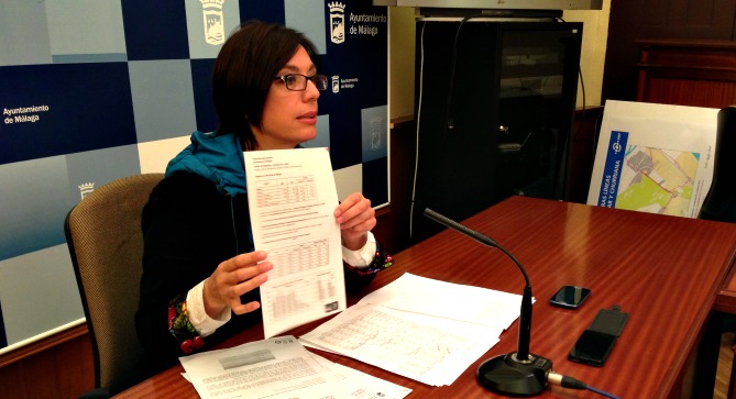 La portavoz del PSOE, María Gámez, muestra durante una comparecencia uno de los recibos del agua enviado por los vecinos La portavoz del PSOE, María Gámez, muestra durante una comparecencia uno de los recibos del agua enviado por los vecinos