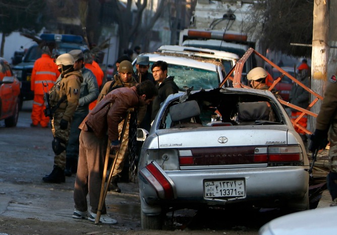 Destrozos causados por el atentado suicida de Kabul, que ha supuesto la muerte de 21 personas. Destrozos causados por el atentado suicida de Kabul, que ha supuesto la muerte de 21 personas.