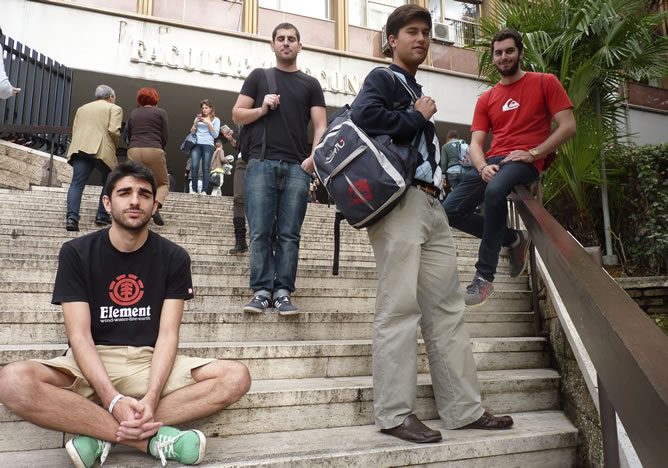 Estudiantes de Erasmus a las puertas de la facultad de la Universidad de Roma Estudiantes de Erasmus a las puertas de la facultad de la Universidad de Roma