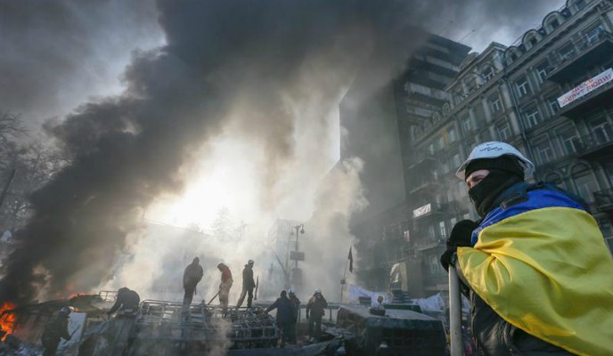 Imágen de un manifestantes antigobierno durante las protestas en Kiev, envuelto en la bandera ucraniana. Imágen de un manifestantes antigobierno durante las protestas en Kiev, envuelto en la bandera ucraniana.