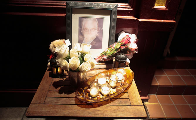 Velas y flores por el actor Phillip Seymour Hoffman, fallecido este domingo en Nueva York. Velas y flores por el actor Phillip Seymour Hoffman, fallecido este domingo en Nueva York.