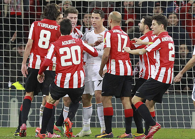 Cristiano Ronaldo, rodeado de jugadores del Athletic Cristiano Ronaldo, rodeado de jugadores del Athletic