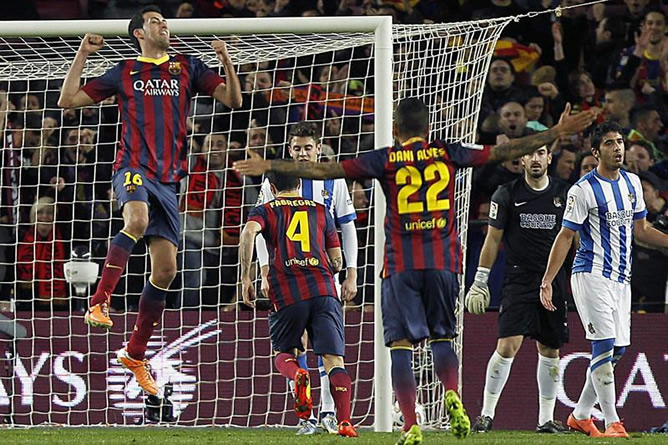El centrocampista del F. C. Barcelona Sergio Busquets celebra el primer gol del equipo blaugrana durante el encuentro correspondiente a la ida de la semifinal de la Copa del Rey ante la Real Sociedad. El centrocampista del F. C. Barcelona Sergio Busquets celebra el primer gol del equipo blaugrana durante el encuentro correspondiente a la ida de la semifinal de la Copa del Rey ante la Real Sociedad.