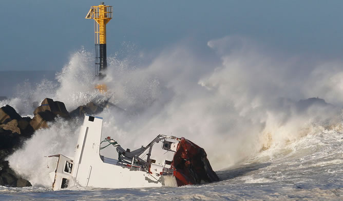 El carguero vizcaíno 'Luno', en las costas francesas. El carguero vizcaíno 'Luno', en las costas francesas.