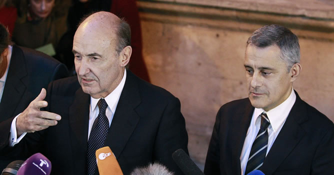 Los abogados de la infanta Cristina, Miquel Roca y Jesús Silva, atienden a los medios de comunicación a su salida del tribunal. Los abogados de la infanta Cristina, Miquel Roca y Jesús Silva, atienden a los medios de comunicación a su salida del tribunal.