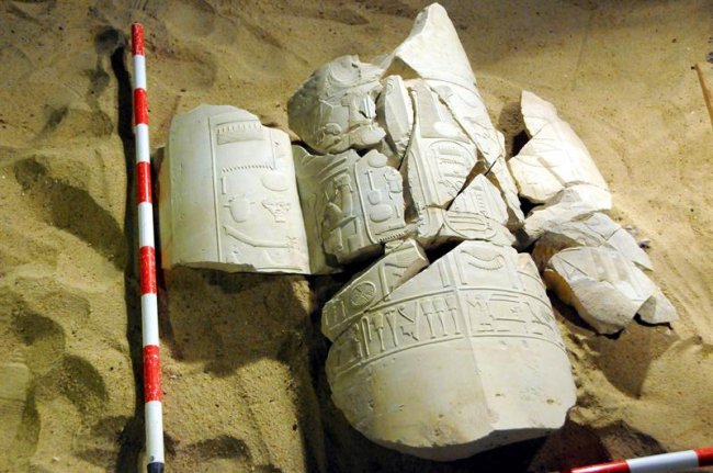 Restos de columnas y un mausoleo sobre los que se observan inscripciones jeroglíficas, hallados en la zona de Al Asasif, en la provincia meridional de Luxor (Egipto). Una misión de arqueólogos españoles y egipcios ha realizado un hallazgo en una tumba en el sur de Egipto que abre la puerta a la reinterpretación de la cronología faraónica, pues podría demostrar que Amenhotep III y su hijo Amenhotep IV, conocido como Akenatón, reinaron juntos. Restos de columnas y un mausoleo sobre los que se observan inscripciones jeroglíficas, hallados en la zona de Al Asasif, en la provincia meridional de Luxor (Egipto). Una misión de arqueólogos españoles y egipcios ha realizado un hallazgo en una tumba en el sur de Egipto que abre la puerta a la reinterpretación de la cronología faraónica, pues podría demostrar que Amenhotep III y su hijo Amenhotep IV, conocido como Akenatón, reinaron juntos.