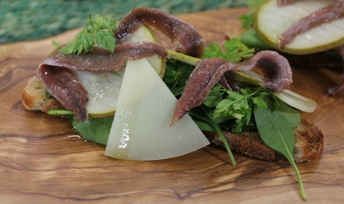 Tosta verde con peras y anchoas Tosta verde con peras y anchoas