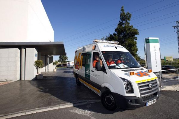Ambulancia saliendo de un centro de salud Ambulancia saliendo de un centro de salud
