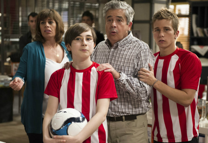 Carlos Iglesias en un momento de la serie 'B&B' con Neus Sanz al fondo, su pareja en la ficción de Telecinco Carlos Iglesias en un momento de la serie 'B&B' con Neus Sanz al fondo, su pareja en la ficción de Telecinco