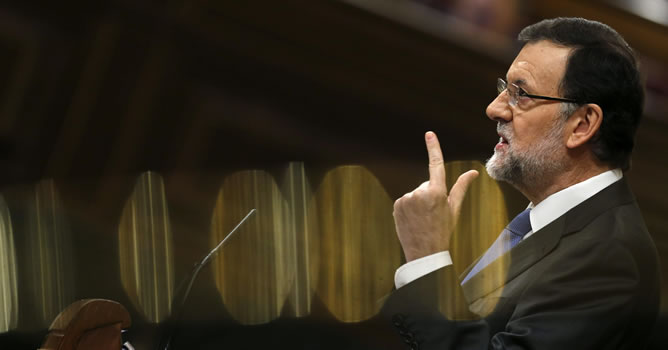 El presidente del Gobierno, Mariano Rajoy, responde desde la tribuna de oradores del Congreso en la segunda jornada del debate sobre el estado de la nación. El presidente del Gobierno, Mariano Rajoy, responde desde la tribuna de oradores del Congreso en la segunda jornada del debate sobre el estado de la nación.