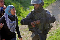 Una mujer palestina recrimina a un soldado israelí Una mujer palestina recrimina a un soldado israelí