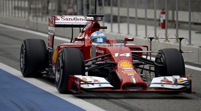 El nuevo F14 T en el circuíto de Baréin. El nuevo F14 T en el circuíto de Baréin.