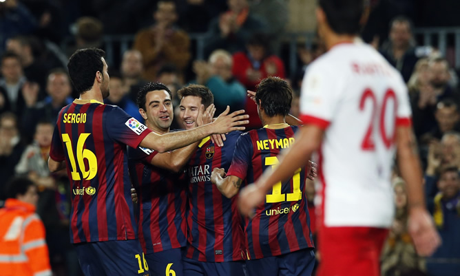 El argentino recibe la felicitación de sus compañeros tras marcar un gol de falta al Almería en el Camp Nou. El argentino recibe la felicitación de sus compañeros tras marcar un gol de falta al Almería en el Camp Nou.