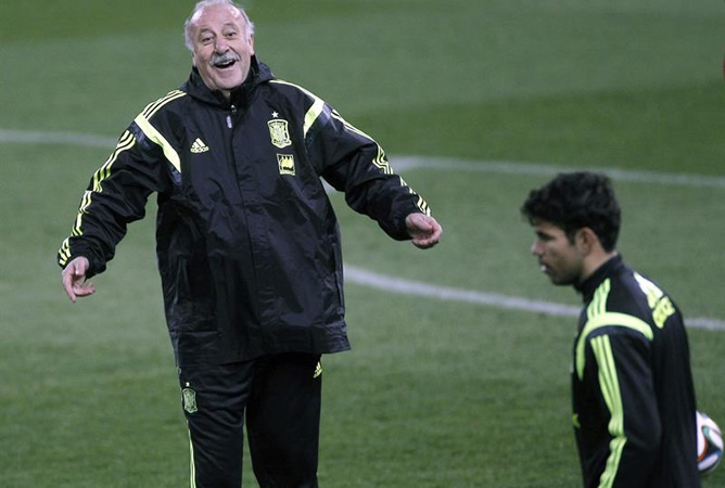 El seleccionador español Vicente del Bosque, ante el delantero Diego Costa durante un entrenamiento previo al España - Italia llevado a cabo en el estadio Vicente Calderón. El seleccionador español Vicente del Bosque, ante el delantero Diego Costa durante un entrenamiento previo al España - Italia llevado a cabo en el estadio Vicente Calderón.