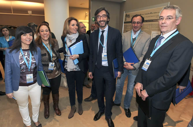 La presidenta del PP vasco, Arantza Quiroga, posa junto a los dirigentes de su formación, Iñaki Oyarzábal, Alfonso Alonso, Antón Damborenea, y Nerea Llanos La presidenta del PP vasco, Arantza Quiroga, posa junto a los dirigentes de su formación, Iñaki Oyarzábal, Alfonso Alonso, Antón Damborenea, y Nerea Llanos