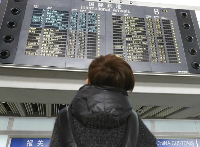 Tablero electrónico de vuelos internacionales del aeropuerto de Beijing, en China Tablero electrónico de vuelos internacionales del aeropuerto de Beijing, en China