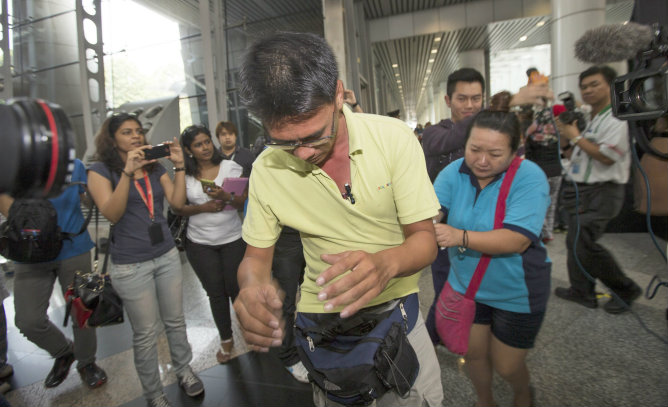 Los familiares de los desaparecidos del vuelo Malaysia Airlines salen desde el Centro de Recepción de Family Friend en el aeropuerto internacional de Kuala Lumpur, Sepang Los familiares de los desaparecidos del vuelo Malaysia Airlines salen desde el Centro de Recepción de Family Friend en el aeropuerto internacional de Kuala Lumpur, Sepang