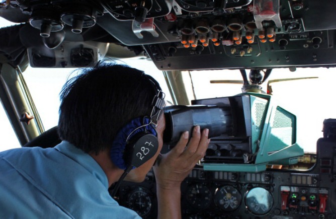 Personal militar de la Fuerza Aérea de Vietnam oteando el mar en la misión de búsqueda del avión de Malaysia Airlines desaparecido. Personal militar de la Fuerza Aérea de Vietnam oteando el mar en la misión de búsqueda del avión de Malaysia Airlines desaparecido.