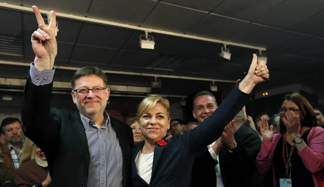 Ximo Puig (i), acompañado por la vicesecretaria general del PSOE Elena Valenciano, saluda a los simpatizantes tras ganar las elecciones primarias de los socialistas valencianos Ximo Puig (i), acompañado por la vicesecretaria general del PSOE Elena Valenciano, saluda a los simpatizantes tras ganar las elecciones primarias de los socialistas valencianos