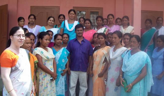 Arunachalam Muruganantham, junto a las mujeres del estado indio de Assam Arunachalam Muruganantham, junto a las mujeres del estado indio de Assam