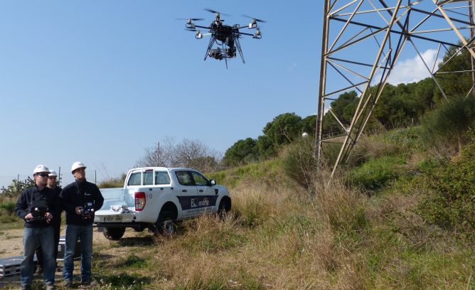 Los técnicos de ENDESA hacen una demostración de los drones que revisarán la red eléctrica Los técnicos de ENDESA hacen una demostración de los drones que revisarán la red eléctrica