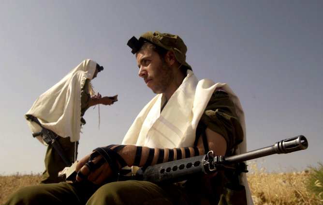 Un soldado ultraortodoxo israelí en una foto de archivo Un soldado ultraortodoxo israelí en una foto de archivo