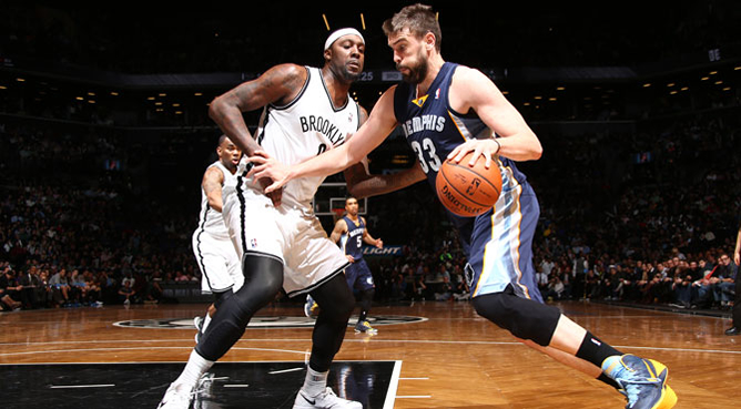 Marc Gasol y Andray Blatche sobre la pista de los Brooklyn Nets. Marc Gasol y Andray Blatche sobre la pista de los Brooklyn Nets.