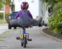 Una niña conduce una bici por la calle Una niña conduce una bici por la calle