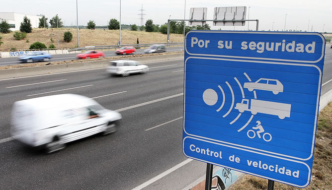 Cartel de advertencia de velocidad en una autovía Cartel de advertencia de velocidad en una autovía