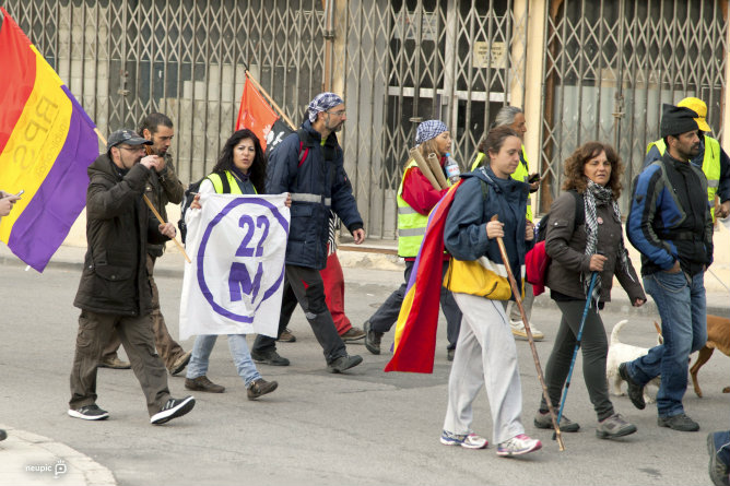 Integrantes de la columna 22M, a su paso esta mañana por el municipio madrileño de Perales de Tajuña Integrantes de la columna 22M, a su paso esta mañana por el municipio madrileño de Perales de Tajuña