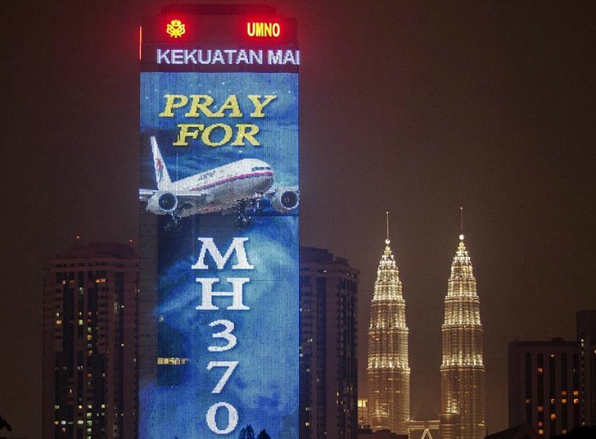 Pantalla electrónica de un edificio en el que se puede leer "Reza por el MH370", en referencia al vuelo desaparecido de la compañía Malaysian Airlines Pantalla electrónica de un edificio en el que se puede leer "Reza por el MH370", en referencia al vuelo desaparecido de la compañía Malaysian Airlines