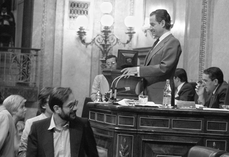 El diputado Javier Solana tras depositar su voto en la urna ante el presidente del Congreso de los Diputados (Landelino Lavilla), durante el pleno en el que se aprobó el Proyecto de Ley del Divorcio. El diputado Javier Solana tras depositar su voto en la urna ante el presidente del Congreso de los Diputados (Landelino Lavilla), durante el pleno en el que se aprobó el Proyecto de Ley del Divorcio.