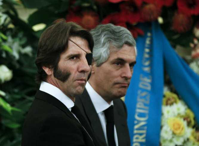 Adolfo Suárez Illana, acompañado del torero Juan José Padilla, en la capilla ardiente por su padre Adolfo Suárez Illana, acompañado del torero Juan José Padilla, en la capilla ardiente por su padre