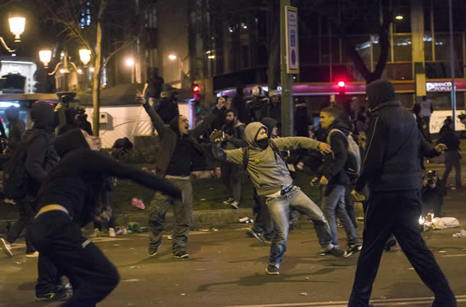 Varios jóvenes lanzan objetos al término de las marchas por la dignidad que convocó a decenas de miles de manifestantes en Madrid Varios jóvenes lanzan objetos al término de las marchas por la dignidad que convocó a decenas de miles de manifestantes en Madrid