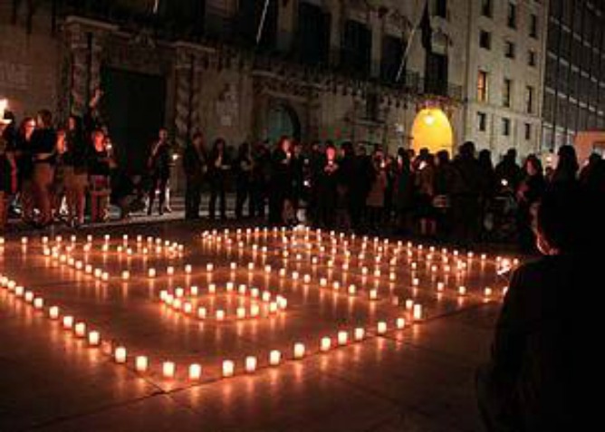 Ciudadanos de Alicante participan en la "Hora del Planeta" encendiendo velas Ciudadanos de Alicante participan en la "Hora del Planeta" encendiendo velas