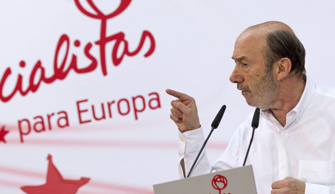 El secretario general del PSOE, Alfredo Pérez Rubalcaba, interviene ante los militantes y simpatizantes que participan en el comité que los socialistas valencianos celebran para oficializar la elección en primarias abiertas de Puig como candidato a la Presidencia de la Generalitat El secretario general del PSOE, Alfredo Pérez Rubalcaba, interviene ante los militantes y simpatizantes que participan en el comité que los socialistas valencianos celebran para oficializar la elección en primarias abiertas de Puig como candidato a la Presidencia de la Generalitat