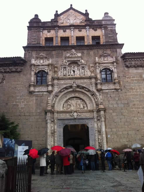 Largas horas de cola y retrasos en las reservas previas provocan cabreos y reclamaciones de los visitantes Largas horas de cola y retrasos en las reservas previas provocan cabreos y reclamaciones de los visitantes