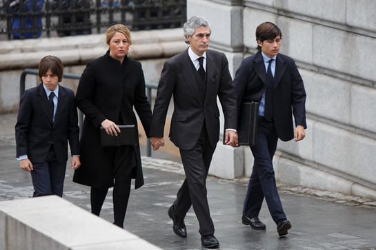 FOTOGALERIA: Adolfo Suárez Illana, con su esposa y sus hijos llegan a la funeral de Estado para el expresidente del Gobierno español Adolfo Suárez en la Catedral de la Almudena FOTOGALERIA: Adolfo Suárez Illana, con su esposa y sus hijos llegan a la funeral de Estado para el expresidente del Gobierno español Adolfo Suárez en la Catedral de la Almudena