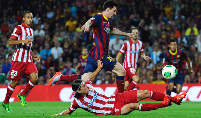 Filipe Luis intenta frenar a Leo Messi en uno de los partidos entre el Barcelona y el Atlético de la Supercopa de España. Filipe Luis intenta frenar a Leo Messi en uno de los partidos entre el Barcelona y el Atlético de la Supercopa de España.