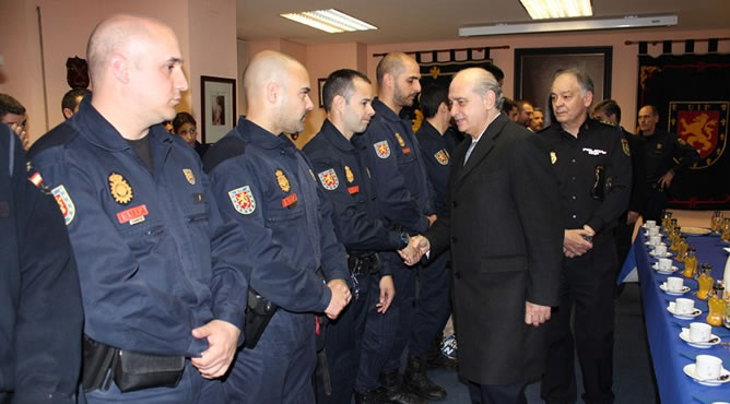 El ministro del Interior, Jorge Fernández Díaz, ha visitado la Unidad de Intervención Policial (UIP), en el centro policial de Moratalaz El ministro del Interior, Jorge Fernández Díaz, ha visitado la Unidad de Intervención Policial (UIP), en el centro policial de Moratalaz