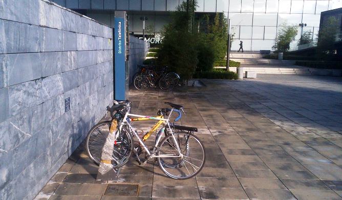 Parking de bicicletas en la sede de Telefónica en el barrio de Las Tablas de Madrid Parking de bicicletas en la sede de Telefónica en el barrio de Las Tablas de Madrid