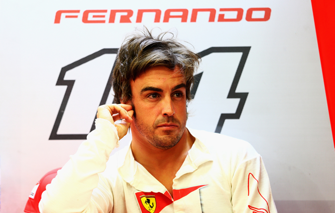 Alonso, antes de salir a la pista en el circuito de Baréin. Alonso, antes de salir a la pista en el circuito de Baréin.