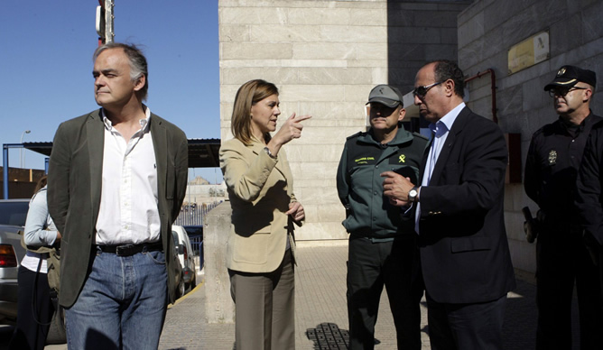 María Dolores de Cospedal acompañada de Esteban González Pons durante su visita al puesto fronterizo de Beni Enzar, el principal de los cuatro pasos habilitados entre Melilla y Marruecos María Dolores de Cospedal acompañada de Esteban González Pons durante su visita al puesto fronterizo de Beni Enzar, el principal de los cuatro pasos habilitados entre Melilla y Marruecos