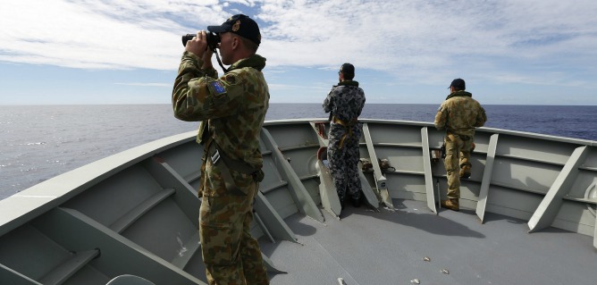 Fotografía cedida por la Armada Real Australiana de las labores de búsqueda de los restos del vuelo MH370 de Malaysia Airlines. Fotografía cedida por la Armada Real Australiana de las labores de búsqueda de los restos del vuelo MH370 de Malaysia Airlines.