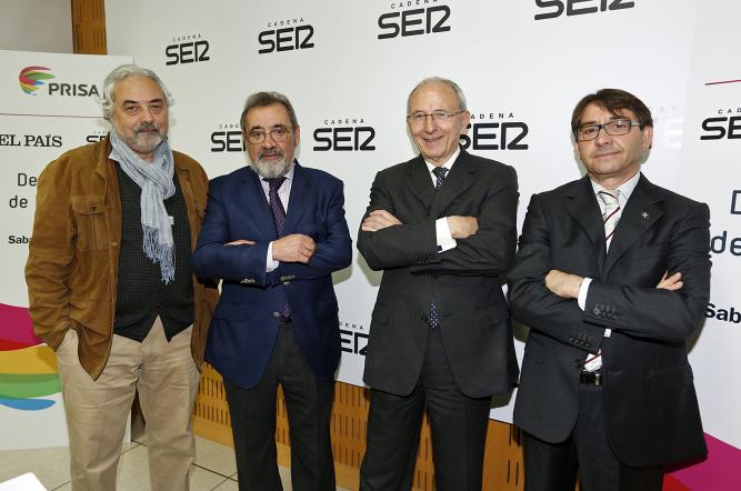 De izquierda a derecha: Javier de Lucas, catedrático de Filosofía del Derecho de la Universitat de València; José Vicente González, presidente de la patronal Cierval; Francisco Pons, presidente del Grupo Empresarial Importaco y Manuel Sanchis i Marco, profesor de la facultad de Económicas de la Universitat de València De izquierda a derecha: Javier de Lucas, catedrático de Filosofía del Derecho de la Universitat de València; José Vicente González, presidente de la patronal Cierval; Francisco Pons, presidente del Grupo Empresarial Importaco y Manuel Sanchis i Marco, profesor de la facultad de Económicas de la Universitat de València
