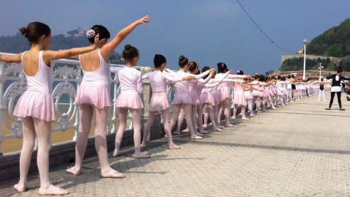 2018 bailarines tetona cerca de Bilbao 2018 bailarines tetona cerca de Bilbao