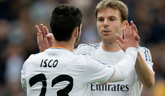 Illarramendi felicita a Isco tras un gol del malagueño Illarramendi felicita a Isco tras un gol del malagueño