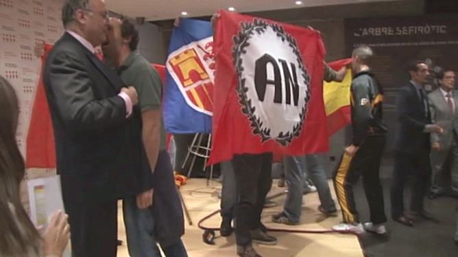 Una instantània del moment de la irrupció del grup feixista a l'acte a la Delegació del Govern de la Generalitat a Madrid Una instantània del moment de la irrupció del grup feixista a l'acte a la Delegació del Govern de la Generalitat a Madrid